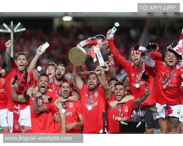 西甲激战：那不勒斯大胜本菲卡争议判罚引发全场热议